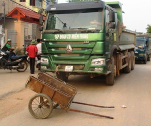 Thanh Hóa: "Ngán" đoàn xe tải gây nguy hiểm, dân mang đồ ra chặn