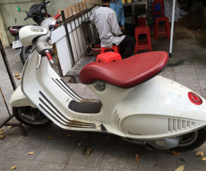 Xe ga đắt nhất Việt Nam Vespa 946 "bỏ không" ở vỉa hè