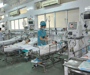 Bé 15 tháng tuổi bị cháy xém bàn tay do bỏng điện