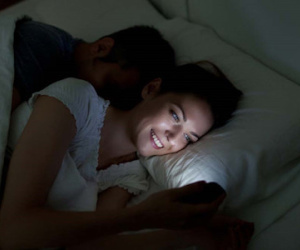 Chú rể đòi ly hôn vì cô dâu... bận chat trong đêm tân hôn