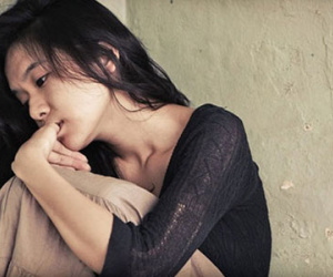 Đứng trước cửa, tôi nhìn thấy hai người ấy đang nằm trên chiếc giường của tôi