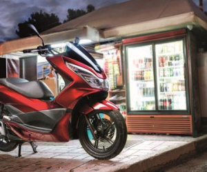 Honda PCX 125 2017 trang bị cổng sạc điện thoại
