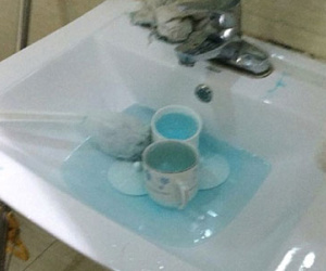 Sốc khi thấy nhân viên khách sạn dùng bàn chải toilet để... rửa cốc chén