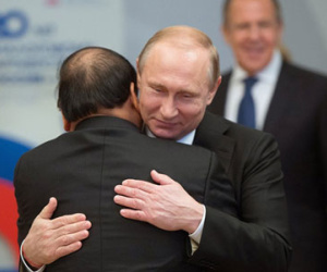 Tổng thống Putin nồng thắm ôm Thủ tướng Nguyễn Xuân Phúc