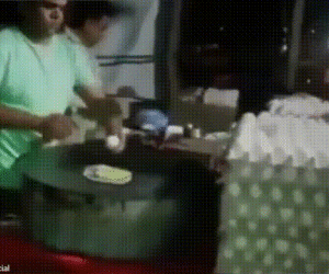 Clip: Kinh ngạc khi đập trứng rán thấy hàng loạt gà con bay ra