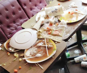 Hà Nội: Cảnh bày bừa kinh hoàng tại quán Lotteria sau tiệc chia tay cuối năm của học sinh lớp 4