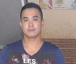 Ngồi trên xe taxi dùng súng bắn bị thương hai người