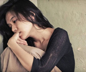 Trớ trêu, chồng quỳ gối xin vợ mới đến chăm vợ cũ