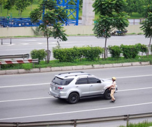 Nhiều xe con dửng dưng, bỏ mặc đôi nam nữ đang nguy kịch