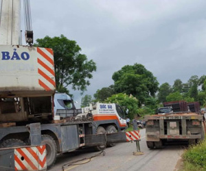Xe đầu kéo lật ngửa, đường Hồ Chí Minh tắc cục bộ