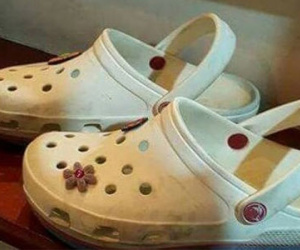 Xôn xao chuyện học sinh bị phạt nhặt lá cây vì đi dép crocs tới trường