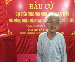 Xúc động hình ảnh cụ bà 101 tuổi minh mẫn đi bầu cử