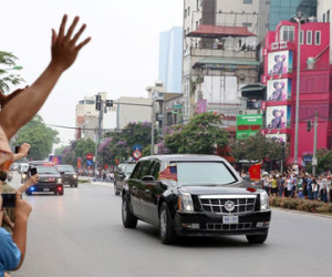 Cận cảnh đoàn xe của Tổng thống Obama đi trong sự chào đón của người dân