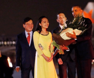 Cô gái tặng hoa ông Obama: "Tay tổng thống ấm lắm"