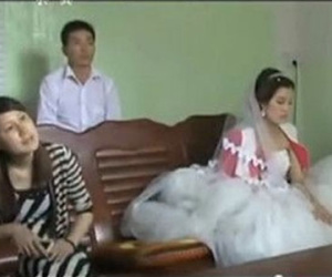 Đám cưới éo le với sự hiện diện của 2 người vợ cùng mang thai