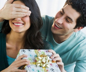 Món quà "lố và sến" của chồng ngày rước dâu khiến tôi tái mặt