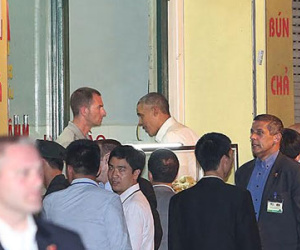 Ông Obama ăn 2 suất bún chả Hà Nội