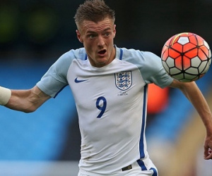 Roy Hodgson bị "ném đá" vì ép Jamie Vardy chạy cánh trái
