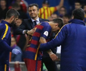 Suarez khóc nức nở khi phải rời sân vì chấn thương