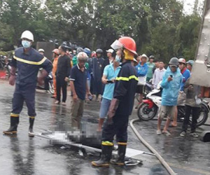 Tài xế, phụ xe phá cửa cứu khách trong ôtô bốc cháy