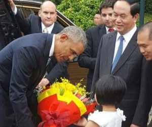 Tổng thống Obama nói gì khi được bé gái tặng hoa ở Phủ Chủ tịch?