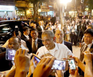 Tổng thống Obama trong vòng vây của người dân Hà Nội