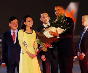 Vì sao cô gái tặng hoa Tổng thống Obama mặc áo dài vàng?