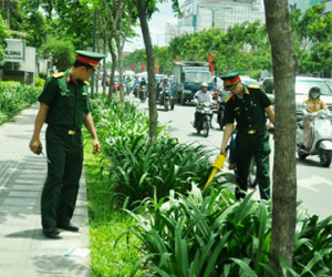 Ảnh: Công binh dò từng bụi cây trên đường ông Obama di chuyển ở TP.HCM