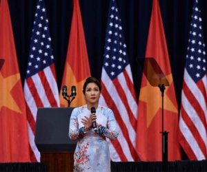 Ca sĩ Mỹ Linh hát Quốc ca đầy xúc động đón ông Obama