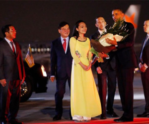 Clip: Cô gái tặng hoa ông Obama có thể tốt nghiệp loại xuất sắc
