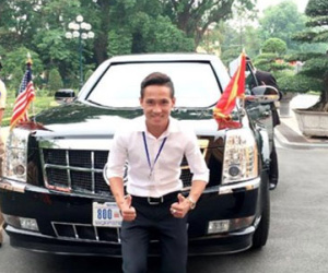 Danh tính chàng trai "tự sướng" bên xe tháp tùng Tổng thống Obama