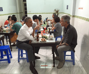 Hình ảnh Obama ăn bún chả ở Hà Nội tràn ngập trên báo nước ngoài