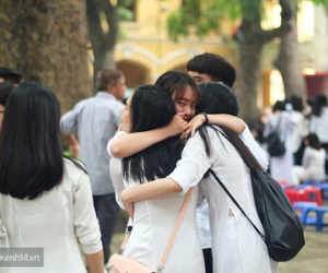 Học sinh trường Phan Đình Phùng đội mưa trong ngày Bế giảng