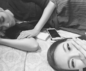 Lan Khuê chụp lén, "dìm hàng" Phạm Hương tại hậu trường The Face