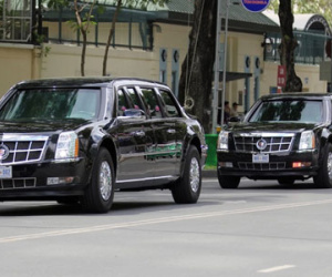 Limousine The Beast ra Tân Sơn Nhất đón Tổng thống Obama