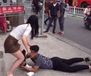 Níu giữ người yêu bất thành, nam thanh niên tụt quần bạn gái ngay giữa đường