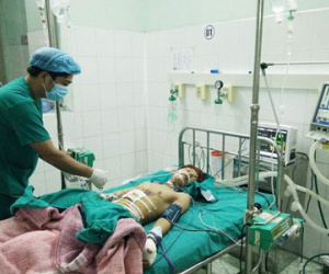 Nổ đèn pin Trung Quốc, thiếu niên thủng bụng, mất 2 ngón tay