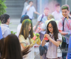 Teen trường Hoàng Hoa Thám cùng ném bột màu trong ngày lễ Bế giảng