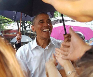Tổng thống Obama đội mưa đi thăm người dân Hà Nội