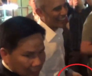 Vì sao ông Obama tháo nhẫn cưới khi bắt tay người dân?