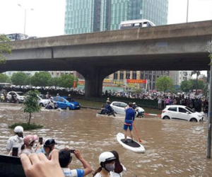 Chàng Tây chèo "thuyền ôm" giữa phố ngập lụt ở Hà Nội