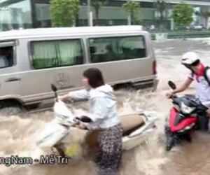 Clip: Xe máy bị sóng đánh ngã trong biển nước thủ đô