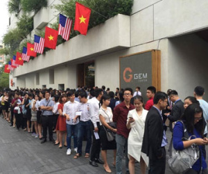 Hàng trăm người xếp hàng chờ Tổng thống Obama