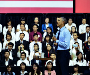 Obama cởi áo vest, xắn tay áo trò chuyện cùng bạn trẻ Việt