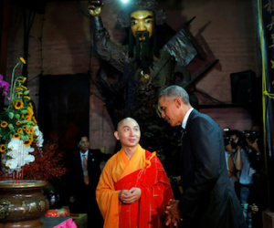 Obama từ chối cầu con trai khi thăm chùa Ngọc Hoàng