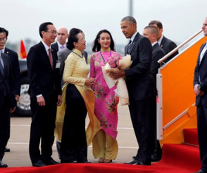Profile của cô gái xinh đẹp tặng hoa sen cho Tổng thống Obama tại Tân Sơn Nhất