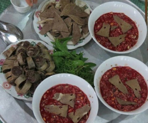 Tử vong sau khi ăn tiết canh, lòng lợn