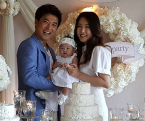 Ahn Jae Wook làm tiệc 100 ngày cho con gái cưng