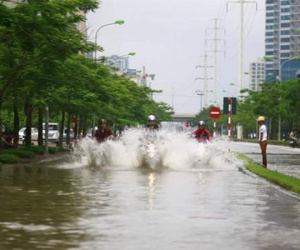 Ảnh nhóm thanh niên đi môtô té nước bẩn gây tranh cãi