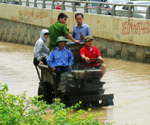 "Giải cứu"người dân khỏi "ốc đảo" một ngày sau mưa ngập